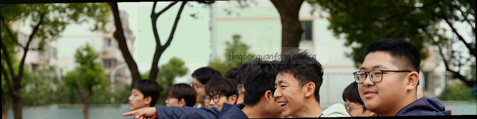 抽象盾牌与数据流线条构成的数据保护氛围图